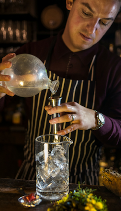 Thomas Aske bereitet einen Cocktail zu