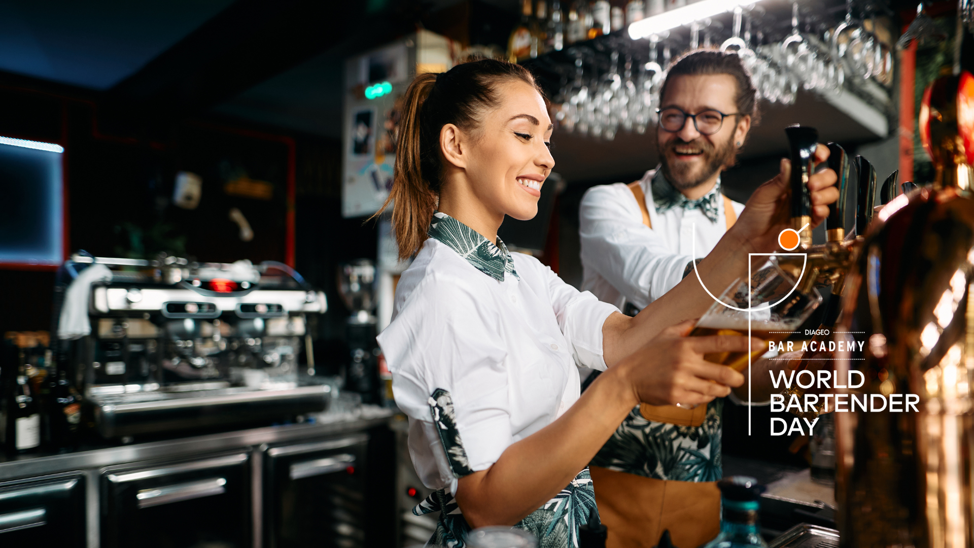 Bartenders trabajando en la barra