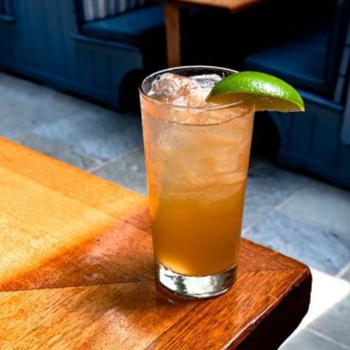 Cóctel Highball con una rodaja de lima