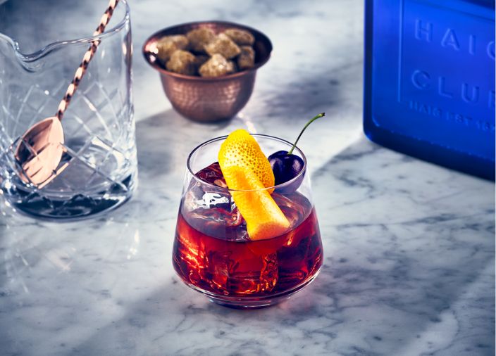 Botella de Haig Club Deluxe con cóctel