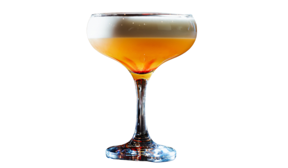 Taça elegante de haste longa e bojo largo contendo um coquetel bicolor. A bebida possui uma base laranja vibrante com um leve tom avermelhado no fundo, coberta até a borda por uma espessa camada de espuma branca cremosa. Fundo branco isolado.