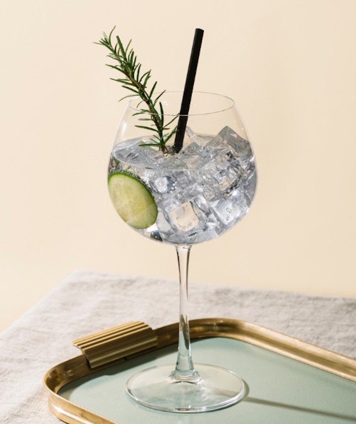 Ein Drink mit Garnierung steht auf einer Platte