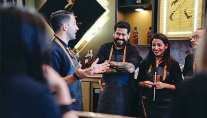 Equipo de bartenders charlando