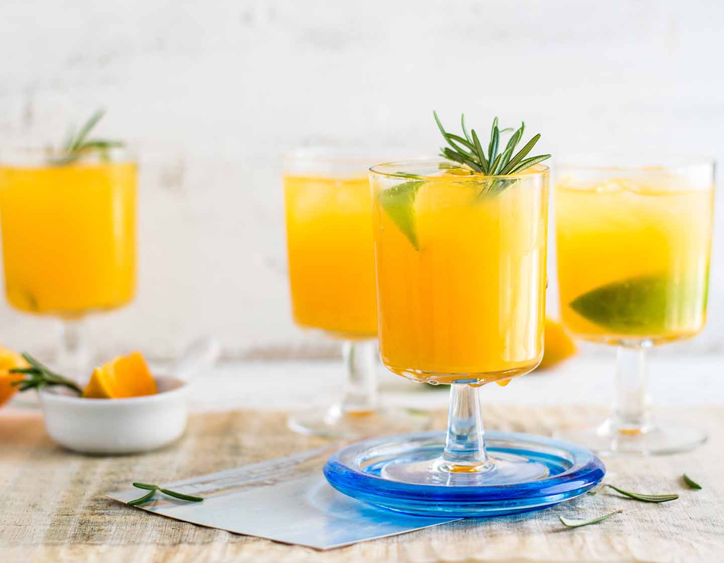 Três copos de coquetel de coquetéis em batch