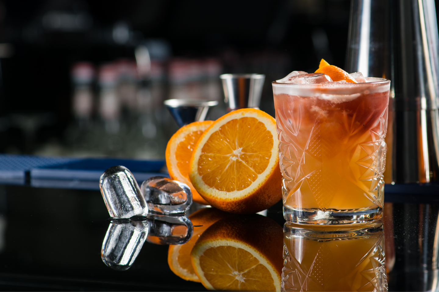 Cocktail fresco com laranja e gelo. Bebida alcoólica e não alcoólica no balcão do bar da boate.