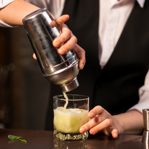 imagem de um bartender coando um coquetél