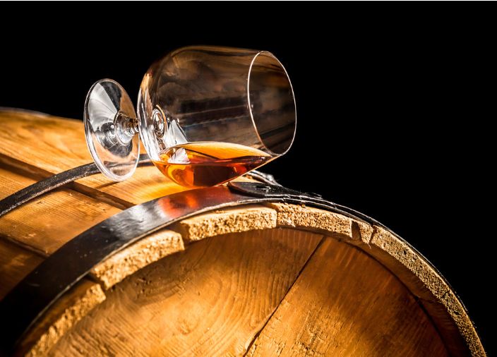copa sobre barril de whisky