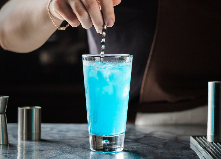 Bebida azul mezclada a mano