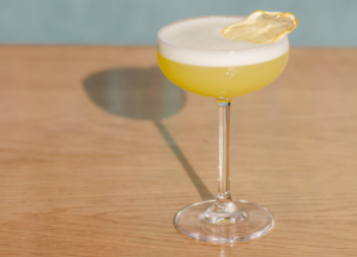 Gelber Cocktail mit Schaum