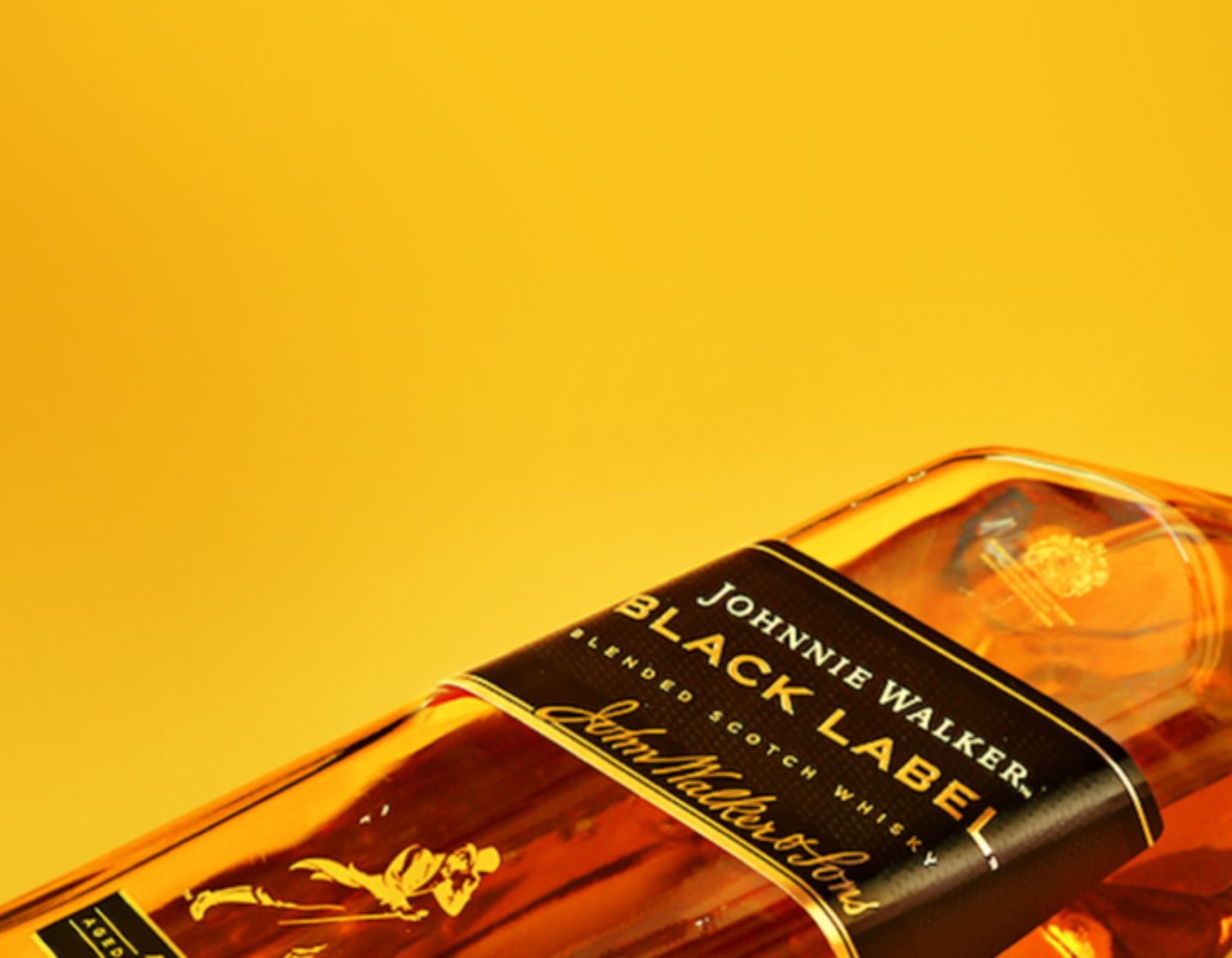 Nahaufnahme von Johnnie Walker Black Label vor einem gelben Hintergrund 