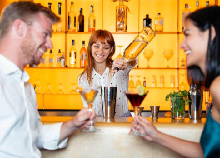 Imagem de um bartender preparando um coquetel