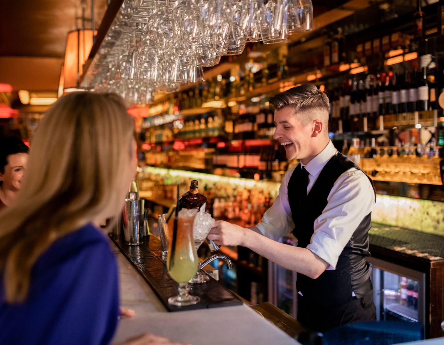 Bartender preparando bebidas