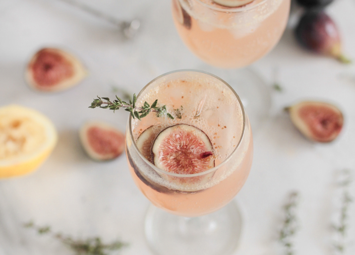 Rosa Cocktails mit Garnierungen