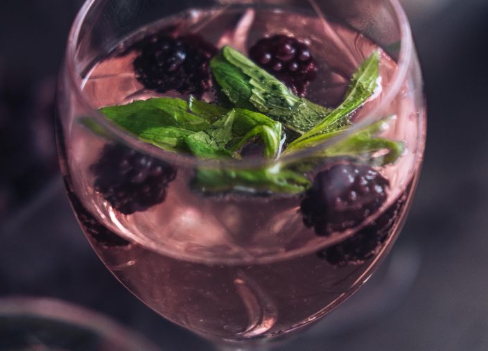 Coquetel Gimlet com amoras