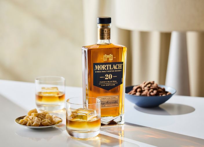 Eine Reihe 16 Jahre alter Mortlach Flaschen auf einem Regal