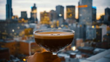Coquetel Espresso Martini com uma cidade urbana ao fundo e desfocada