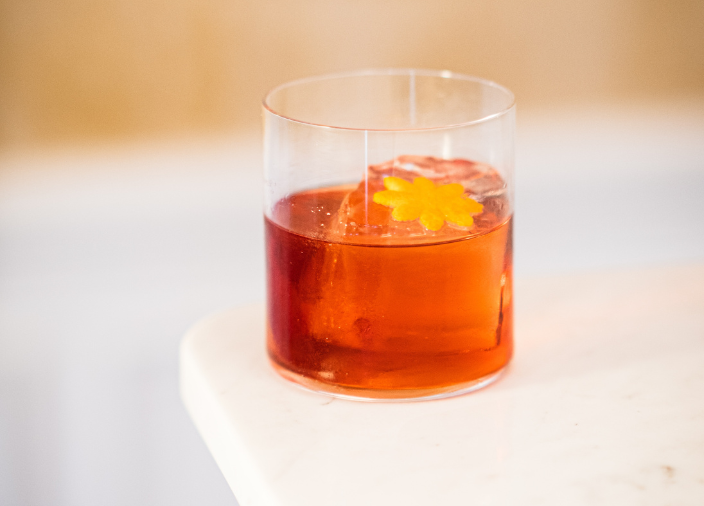 Cóctel de naranja con cubitos de hielo grandes