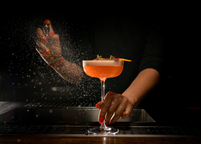  Imagem de um bartender decorando um drink
