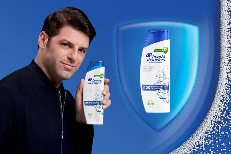 l'uomo sorridente tiene in mano una bottiglia di shampoo H&S Classic Clean