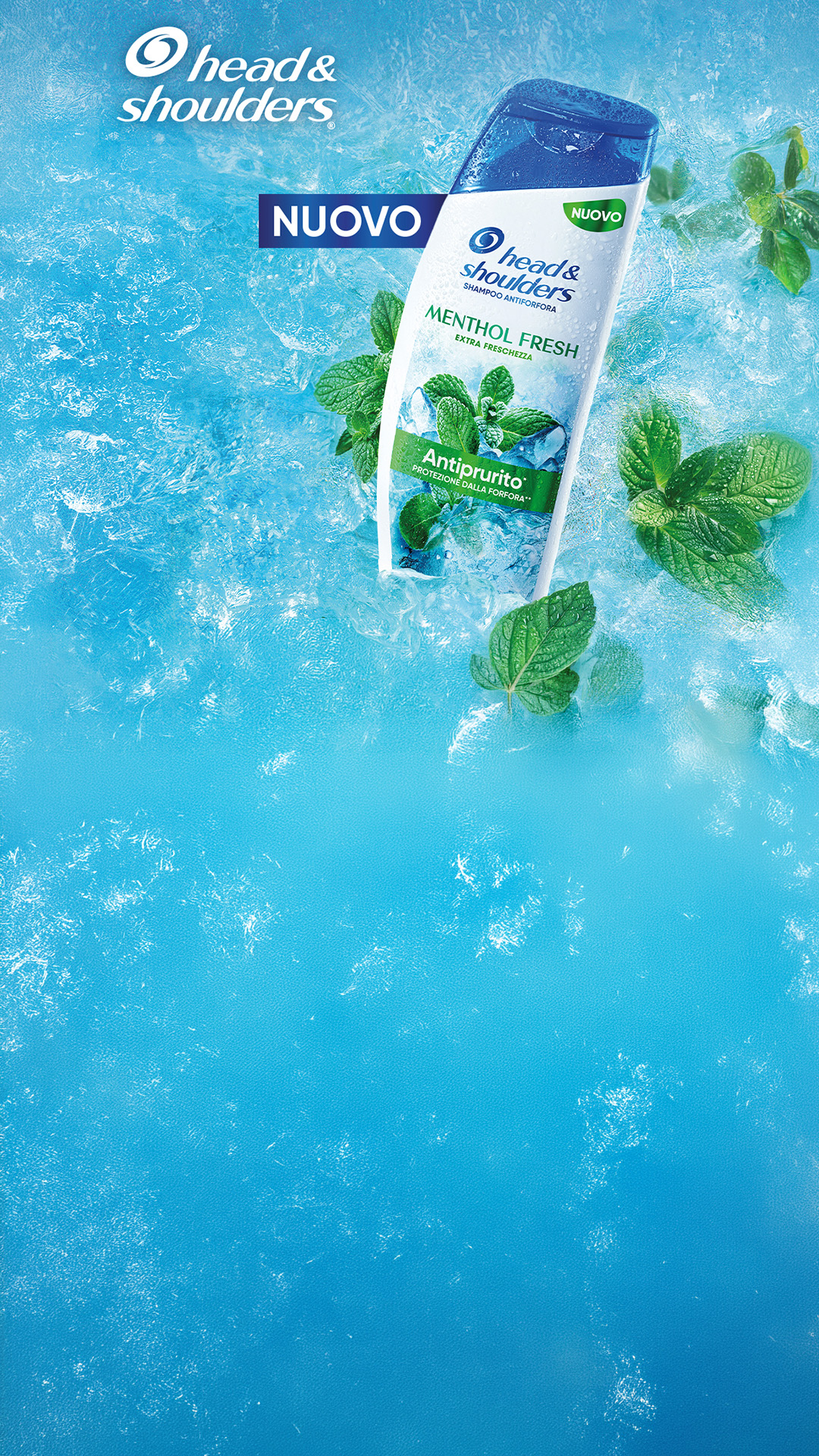 Nuovo shampoo antiforfora Head & Shoulders Menthol Fresh Extra Freschezza su sfondo ghiacciato. Il flacone è circondato da foglie di menta, ghiaccio e gocce d’acqua che evocano un’intensa sensazione di freschezza. Scritta “Nuovo”.