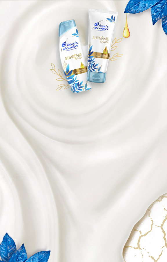 bottiglie di shampoo e balsamo su uno sfondo cremoso beige