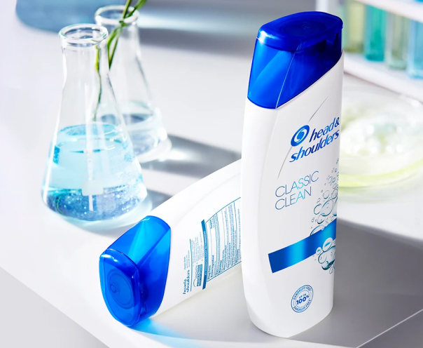 flacone shampoo antiforfora Classic clean head & shoulders in laboratorio