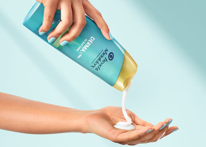 Un'immagine in cui si versa lo shampoo Derma X Pro dalla bottiglia alla mano 