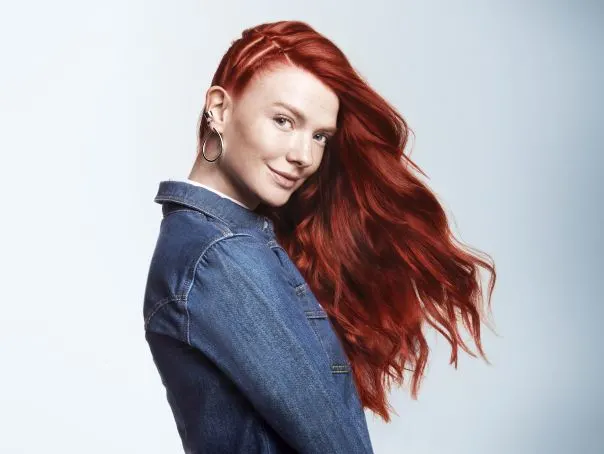 donna con capelli lunghi lisci rossi