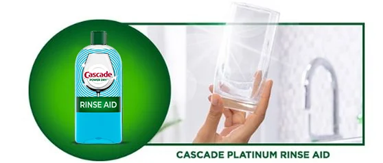 Agent de rinçage Cascade Platinum avec de la vaisselle en verre