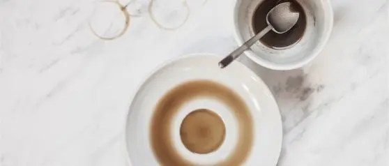 Taches de café sur de la vaisselle blanche