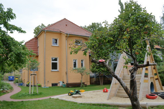 Kindertagesstätte Villa Pixie, Blick auf die Fassade vom Garten