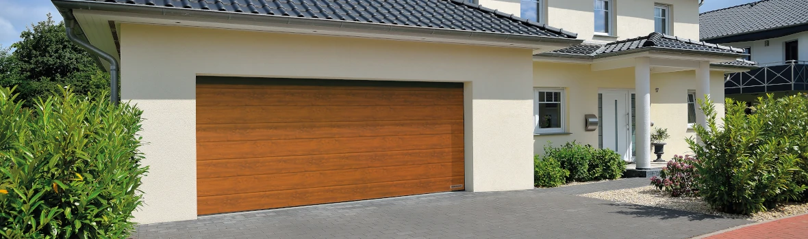 Ein großes Garagentor in Holzoptik ist in einer Doppelgarage verbaut. 