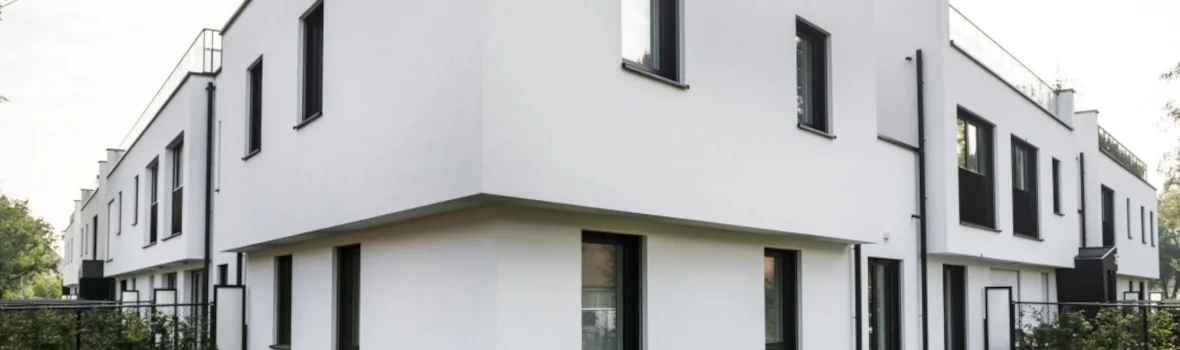 modernes Mehrfamilien-Reihenhaus mit weißer Putzfassade 