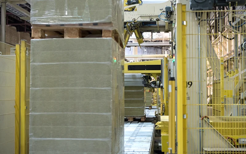 Steinwolle-Platten stehen auf einer Pallet eingeschweißt in Folie