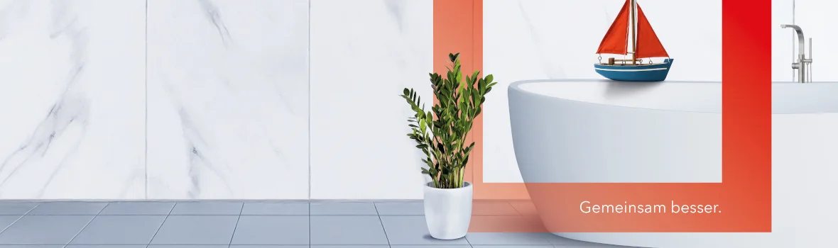 Badewanne mit Grünpflanze auf Fliesenboden mit rotem Rahmen mit Aufschrift 