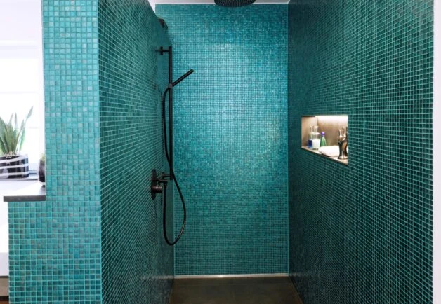Moderne blaue Fliesenverkleidung in Dusche mit Ablage in der Wand 