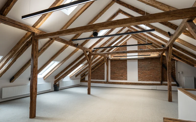 Dachgeschoss Zimmer mit Balken an der Decke