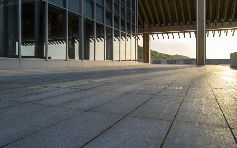 industrielle Großfläche mit Platten vor dem Gebäude