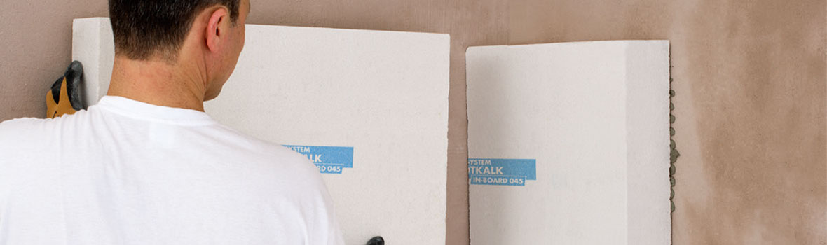 Rotkalk Dämmplatten werden durch Handwerker eingesetzt
