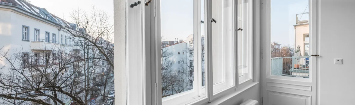 Fenster in einem Altbau in weiß