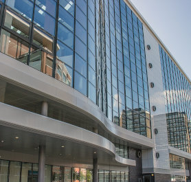 Funktion und Wohlbefinden im Einklang – Türenlösungen für Gesundheitsbauten