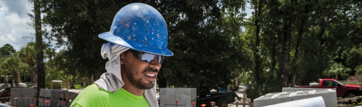 Handwerker auf einer Baustelle schaut sich den Bauplan an 
