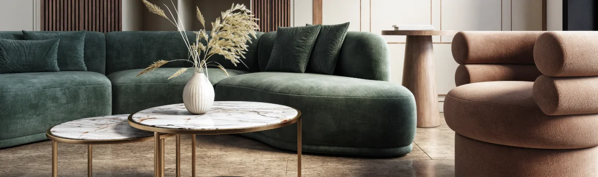 Wohnzimmer mit runden Sitzmöbeln, Marmortisch und Fliesenboden