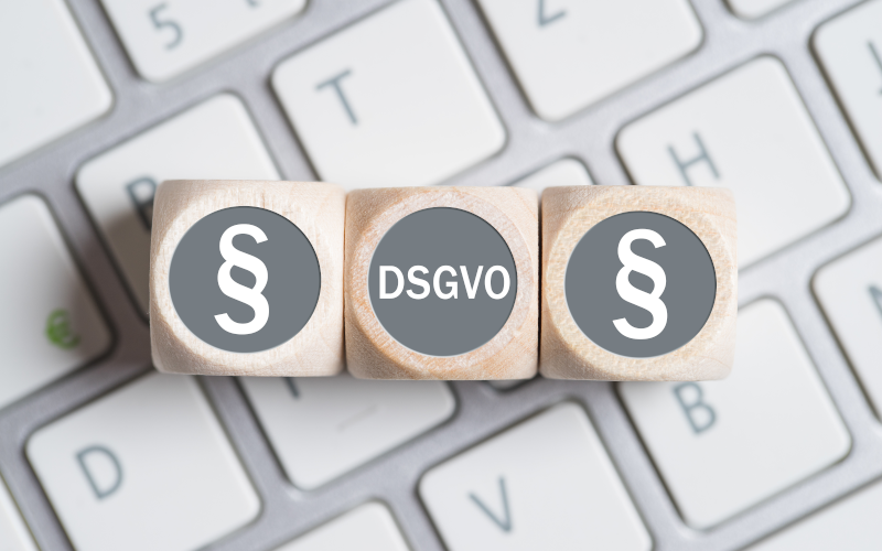 3 Würfel auf einer Tastatur mit der deutschen Abkürzung für "GDPR"
