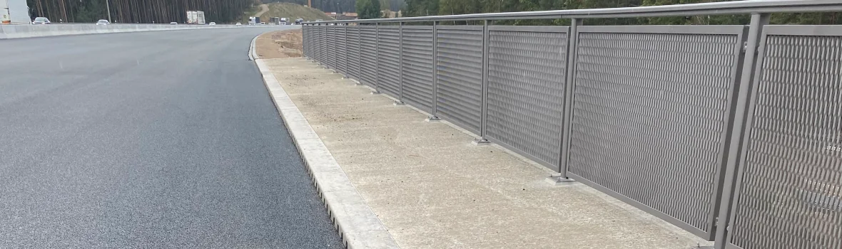 Fahrbahn mit eingebautem Entwässerungs- und Schrammbord