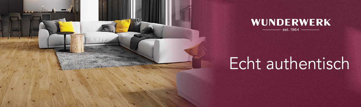 Wohnzimmer mit Holzboden und einem Banner mit 