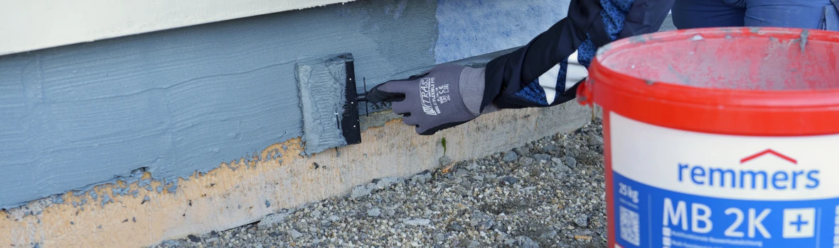 Handwerker bei der Sockelabdichtung