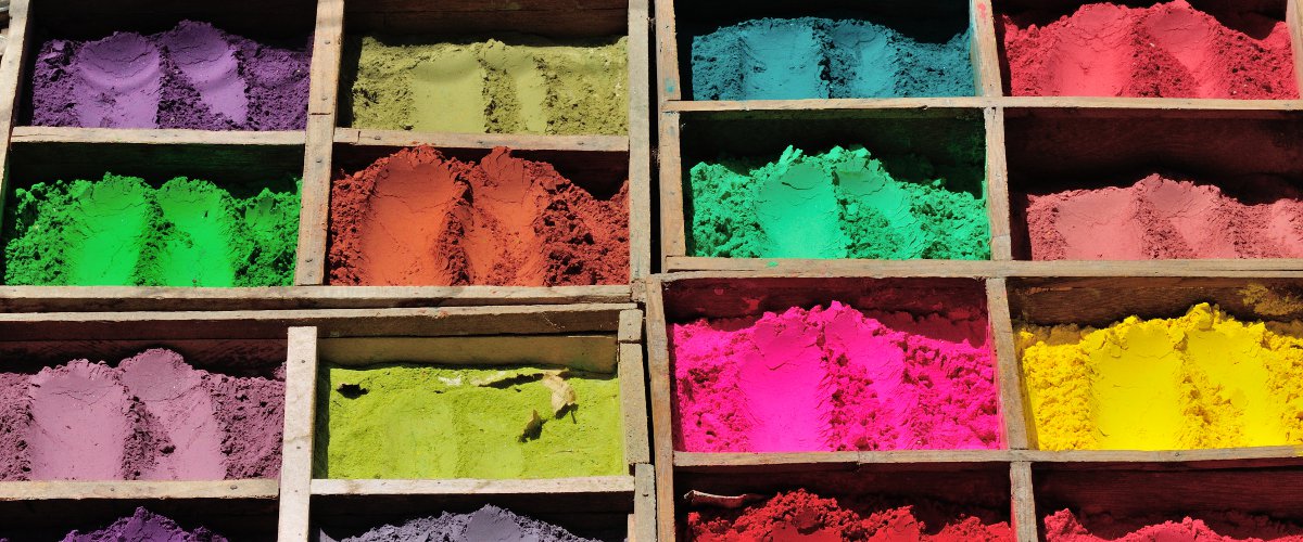 Verschiedene bunte Farben in einzelnen Kästen