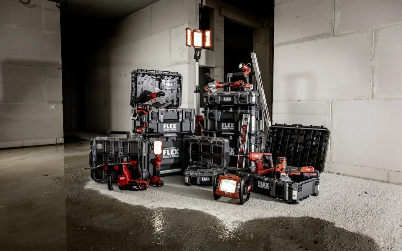 Sortiment von FLEX Produkten für einen Aufbautrolley für Werkzeug und Baubedarf in einem Rohbau