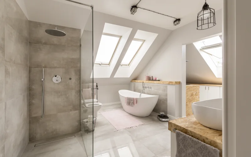 modernes ebenerdiges Badezimmer mit großen Dachfenstern